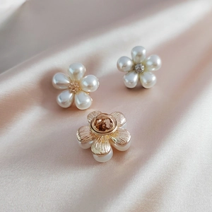 Elegant pearl daisy brooch set with champagne gold metal base and butterfly clasp