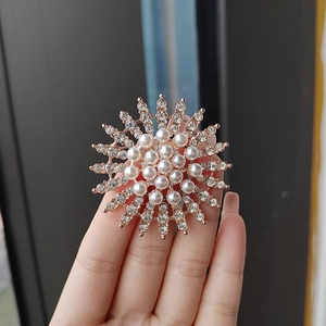 Eleganter Sonnenblumen-Brosche in Roségold mit weißen Perlen und Strassschichten