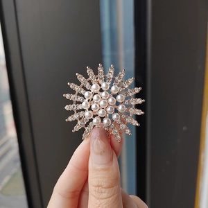 Eleganter Sonnenblumen-Perlenbrosche mit Strasssteinen und vergoldetem Finish