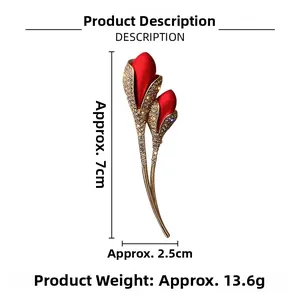 Vue détaillée de la taille d'une broche tulipe dorée avec boutons en velours rouge