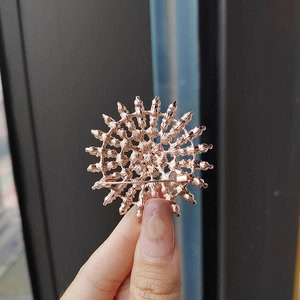 Eleganter roségoldener Sonnenblumen-Anstecker mit Perlen und Kristallen für Damen