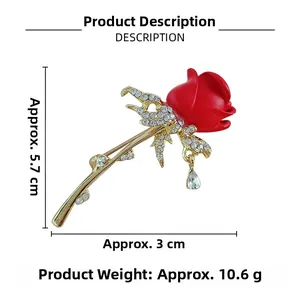 Détail d'élégante broche rose rouge avec dimensions de 5,7x3 cm et accents diamantés