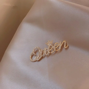 Eleganter goldener Queen-Buchstaben-Brosche mit Strass auf Champagner-Satin