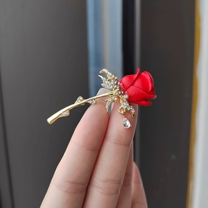 Broche Fleurie Élégante en Alliage avec Strass Motif Rose et Tulipe pour Femmes Bijoux de Mariage Fête Épingle Florale Plaqué Or