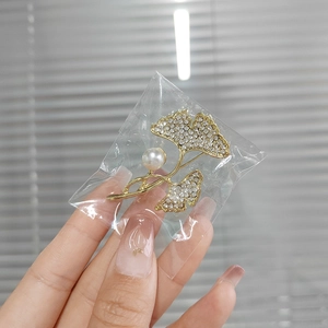 Eleganter Ginkgoblatt-Anstecknadel in Gold mit Kristallen und weißer Perle