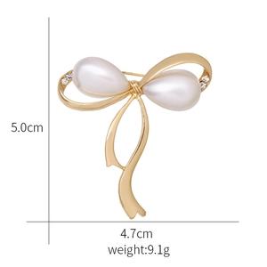 Dimensiones del broche de lazo que muestran 5,0 cm de alto y 4,7 cm de ancho con perlas