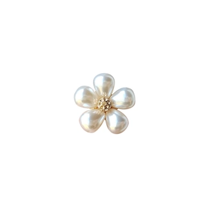 Elegant five-petal pearl daisy brooch with a sparkling gold crystal center flower design