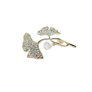 Eleganter Ginkgo-Blatt-Brosche mit Pavé-Kristallen und einer weißen Perle in Goldoptik