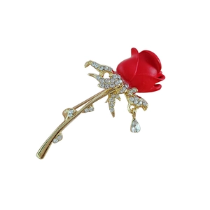 Élégante broche rose rouge avec finition dorée et strass brillants pour les mariages