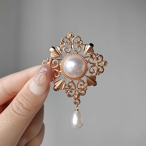 Vintage palace style gold hollow brooch with large round pearl and teardrop pendant