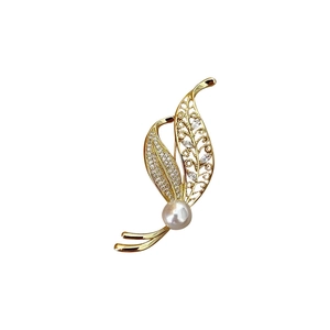 Elegant gold leaf brooch featuring a round white pearl and sparkling crystals for women
