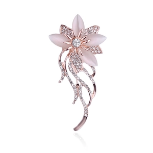 Élégante broche fleur en or rose avec pétales en œil de chat rose et glands sertis