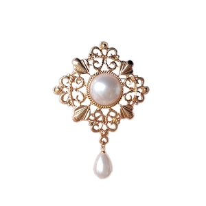 Vintage palace style gold hollow filigree brooch with large round pearl and teardrop pendant