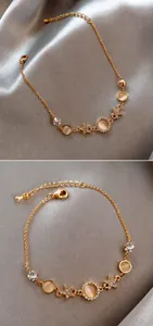 Detailopname van de kattenoog armband met sterbedels op grijze zijden achtergrond