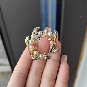 Vintage Elegant Alloy Wreath Brooch Pin With Rhinestone And Imitation Artificial Pearl Flower Leaf Hollow Out Breastpin For Women Jewelry