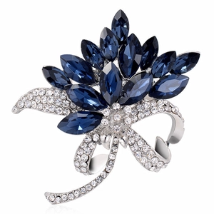 Broche argentée étincelante avec cristaux bleus et strass blancs en forme de bouquet floral