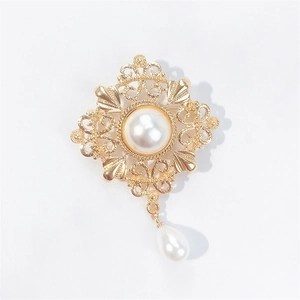 Detailaufnahme der Vintage-Brosche aus Goldfiligran mit Perlenanhänger im Barockstil