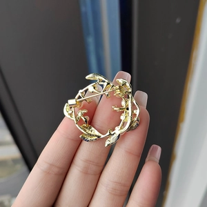 Elegant gold-plated floral wreath brooch with pearls and openwork leaf design