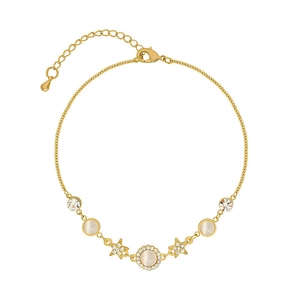 Elegante gouden sterarmband met opaalstenen en fonkelende kristallen op witte basis