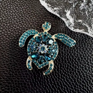 Exquisite Schildkröten-Brosche mit blauen Strasssteinen und Goldlegierung auf Leder