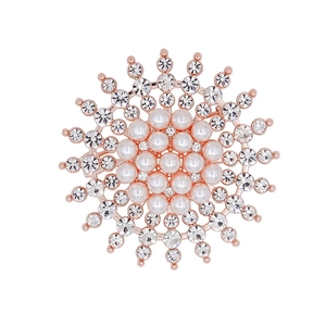 Makro-Detail der Sonnenblumen-Brosche mit Perlen und Strass auf Roségold-Basis