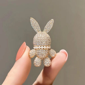 Exquise broche lapin dorée avec strass brillants et détails élégants en perles blanches