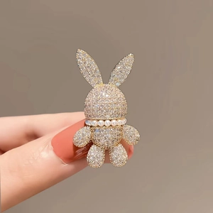 Détail de la broche lapin avec placage en or, zircons brillants et accents de perles