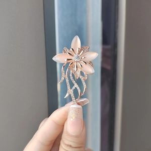 Détail de la broche orchidée vintage avec pétales d'opale rose et franges en or rose