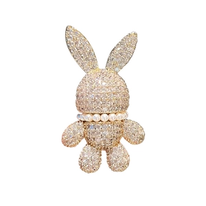 Broche lapin étincelante avec cristaux brillants et collier de perles sur base dorée