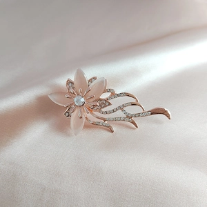 Broche orchidée vintage avec finition or rose, pétales d'opale et cristaux brillants