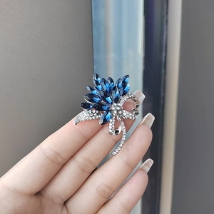 Élégante broche fleur en cristal avec pétales bleu foncé et strass argentés brillants