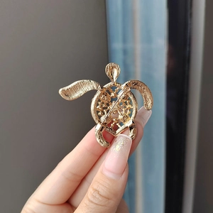 Broche tortue plaquée or exquise avec strass blancs et fermoir à épingle sécurisé