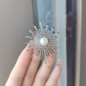 Luxury Alloy Sun Flower Artificial Pearl Brooch With Rhinestones Gold Silver Radiant Pin For Women Suit Sweater Jewelry Accessory