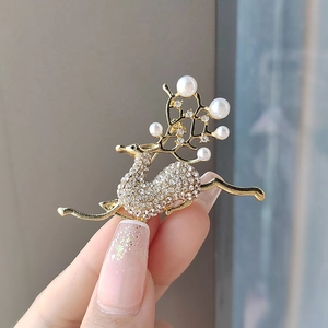 Elegant Gold Running Deer Brooch With Artificial Pearl And Rhinestone For Women Christmas Reindeer Animal Pin Fashion Jewelry Accessory