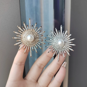 Elegant sunflower pearl brooch with sparkling rhinestones in gold and silver finish