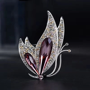 Élégante broche papillon argentée avec gemmes violettes et cristaux étincelants