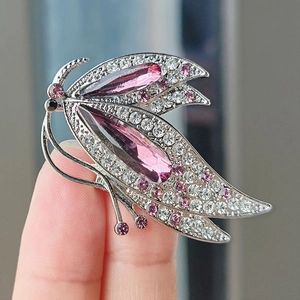 Vue macro d'une broche papillon en argent avec de grands cristaux rouge rubis