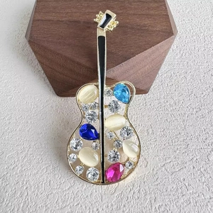 Exquise broche guitare évidée avec pierre œil de chat et strass colorés sur monture dorée