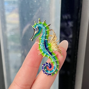 Vintage Alloy Enamel Seahorse Brooch With Blue Rhinestones Gradient Animal Pins For Women Fashion Outerwear Jewelry