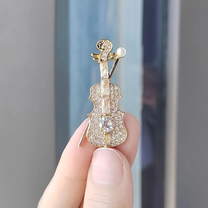 Elegant Gold Plated Alloy Violin Brooch Music Theme Rhinestone Imitation Artificial Pearl Inlaid Suit Lapel Pin Jewelry For Men Women