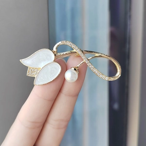 Broche tulipe dorée élégante avec pétales en émail blanc, cristaux et une perle