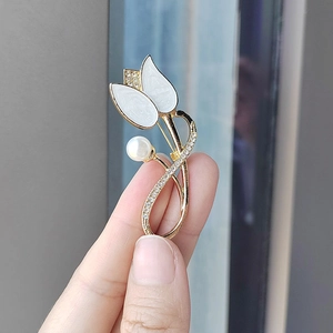 Broche tulipe élégante aux pétales blancs, base dorée, petits cristaux et une perle