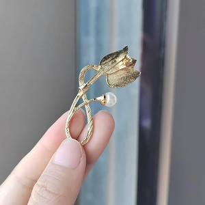 Élégante broche tulipe dorée avec pétales en métal brossé et perle blanche pour femmes