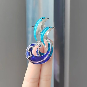 Spilla a Forma di Delfino Che Salta Sull'Onda dell'Oceano in Lega Smalto Strass Animale Pin per Donna Uomo Gioielli in Stile Marino