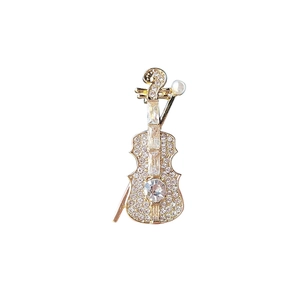 Elegant gold-plated violin brooch with sparkling rhinestones and a white pearl accent