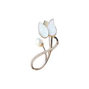 Broche tulipe dorée élégante avec pétales en émail, strass en cristal et perle blanche