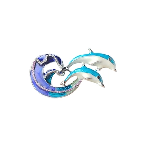 Spilla delfino e onda con smalto blu sfumato e strass rosa scintillanti