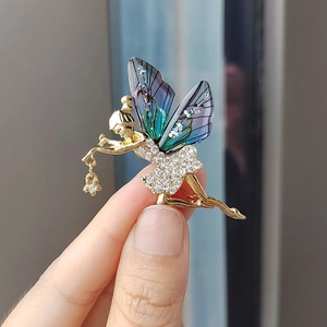 Broche de hada detallado con alas degradadas azul-violeta y diamantes de imitación blancos