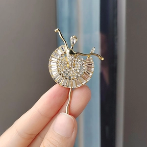 Elegante broche de bailarina dorado con cristales brillantes y circonitas claras