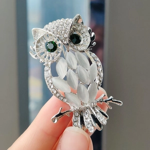Schicke Eulen-Brosche in Silber mit weißen Kristallen, grünen Augen und Opalsteinen
